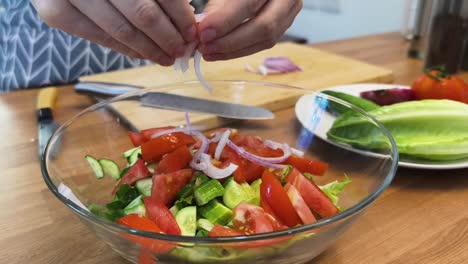 preparando una ensalada de verduras frescas