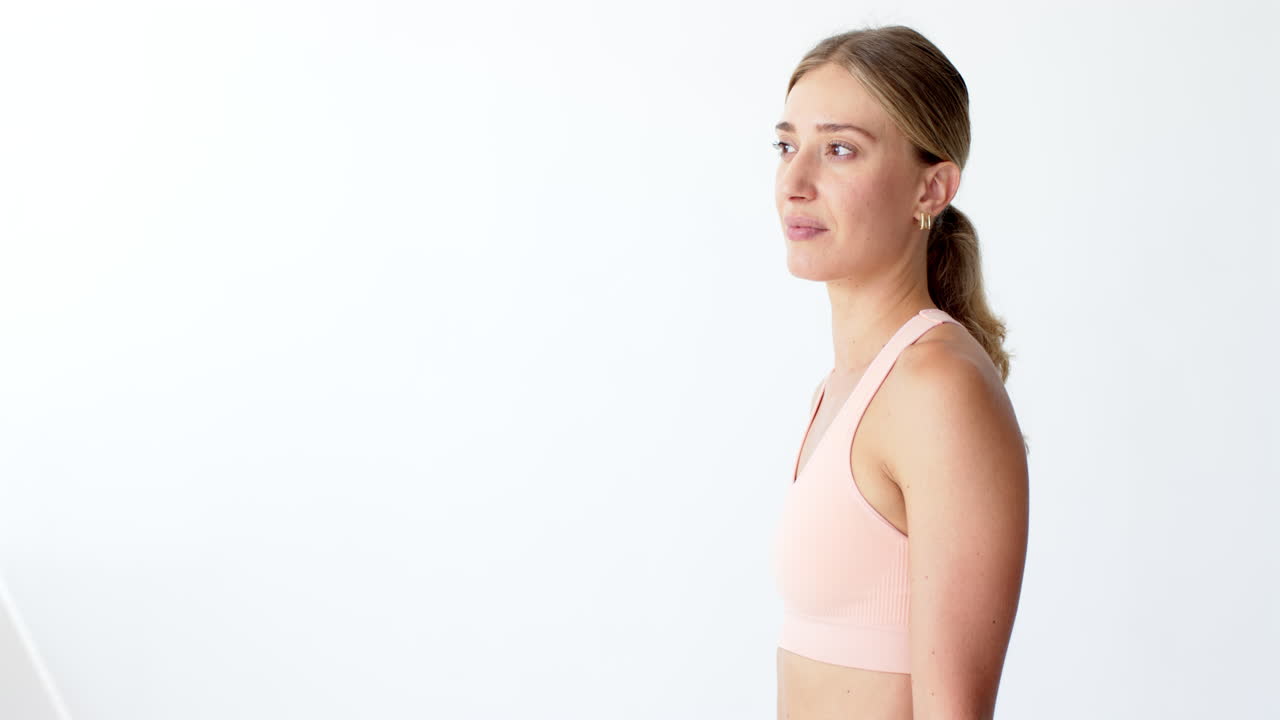 instructor de yoga caucásico de pie, con ropa deportiva ligera