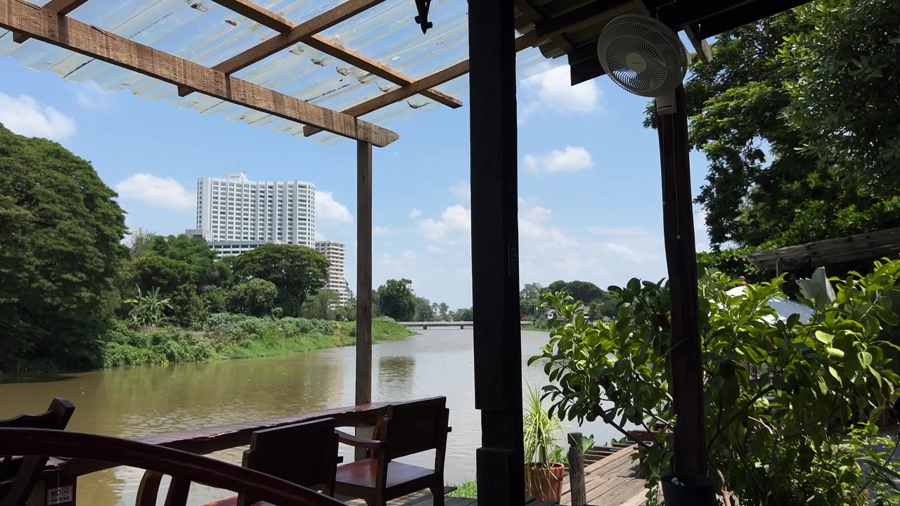 Krásná kavárna v Chiang Mai v Thajsku s plovoucí řekou.