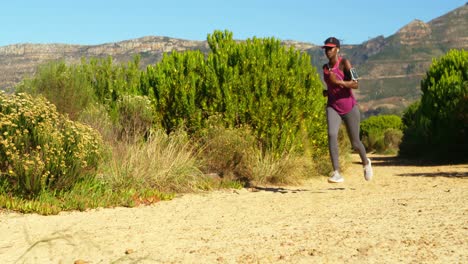 Atleta-Femenina-Corriendo-En-El-Bosque-4k