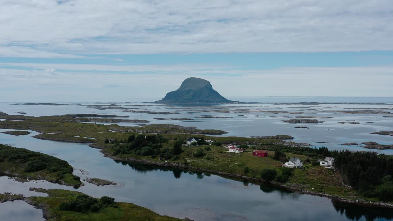paisaje tranquilo de lovund en el condado de nordland, noruega - toma aérea de drones
