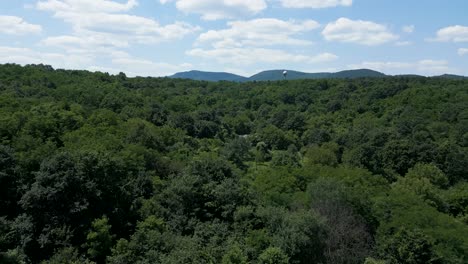 Luftaufnahme-–-Annäherung-An-Die-Hügel-Von-Börzsöny,-Ungarn-–-Wasserturmkugel-Im-Wald