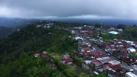 Pueblo-De-Kintamani-En-Las-Colinas-Cerca-Del-Monte-Batur-En-Bali,-Indonesia---Disparo-Aéreo-De-Drones