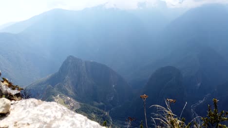 lapso de tiempo en la montaña machu picchu con vistas a la ciudad de machu picchu en perú