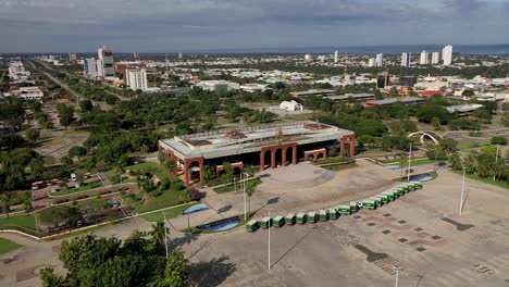 Aerial-view-of-Palácio-do-Araguaia,-seat-of-government-of-the-state-of-Tocantins,-Brazil,-square-of-sunflowers