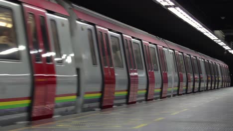 Der-4K-U-Bahn-Zug-Von-Caracas-Beginnt,-Sich-Von-Einem-Bahnhof-Zurückzuziehen