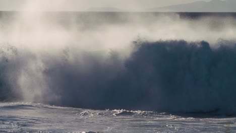olas azules llegan a la costa de hawaii a cámara lenta durante una gran tormenta