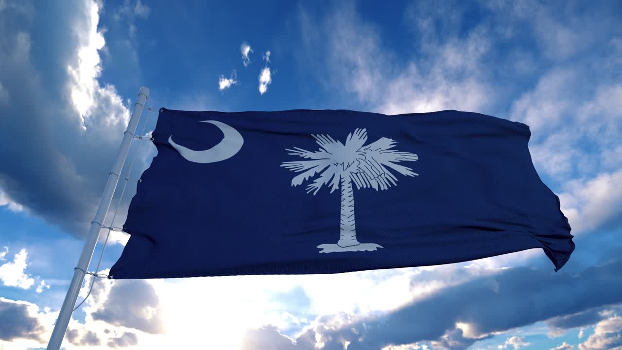 Bandeira da Carolina do Sul em um mastro tremulando ao vento, fundo de céu azul. 4K