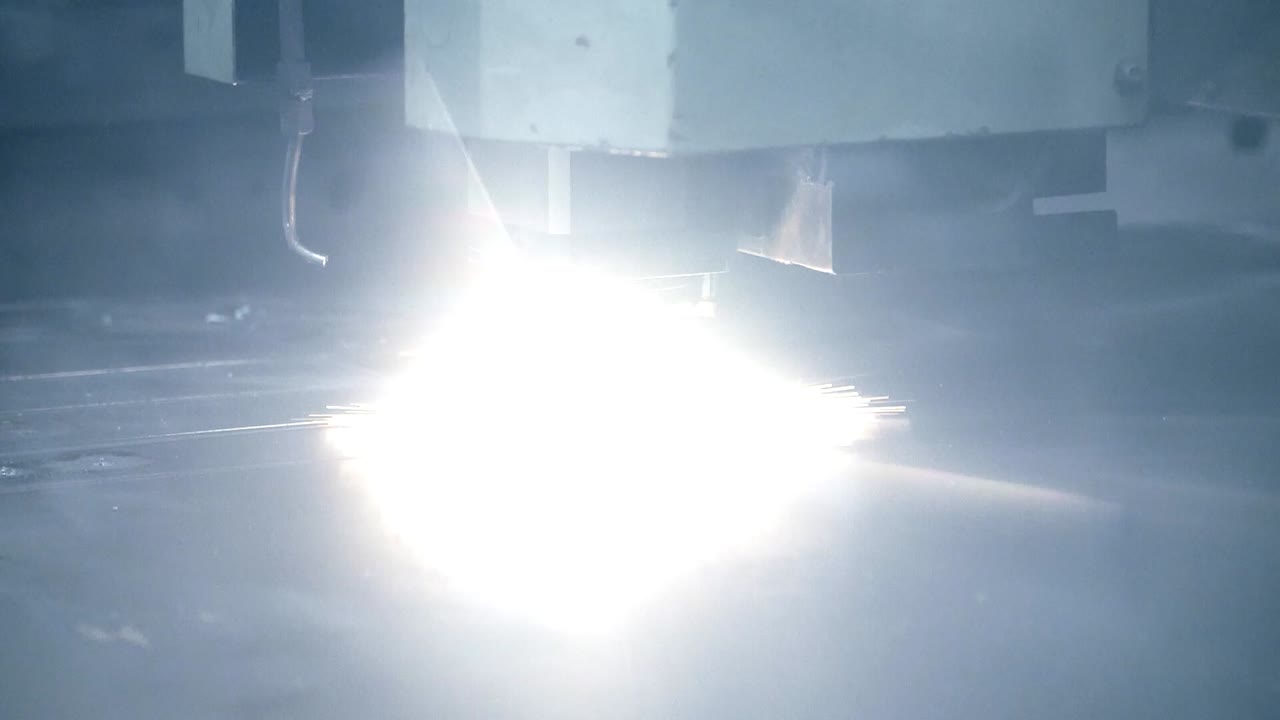 레이저 금속 절단 중에 밝은 불꽃이 날아갑니다. 작업장에서 산업 용접