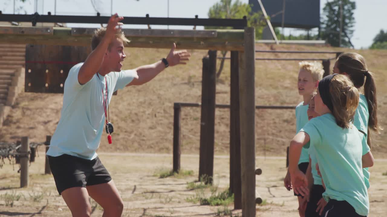 grupo de niños caucásicos entrenando en un campamento de entrenamiento