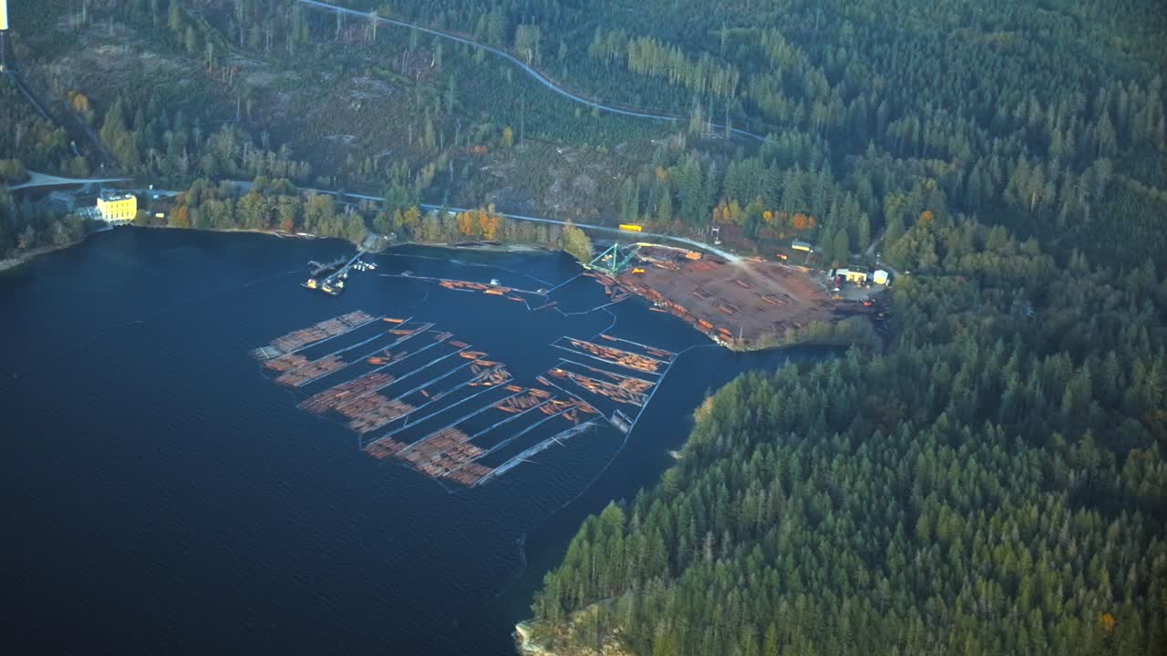 vista aérea de un molino de madera y una balsa de troncos en la naturaleza del interior