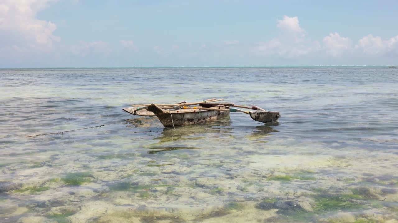 barco de pesca solitario frente a la costa de paje, zanzíbar, tanzania, plano general