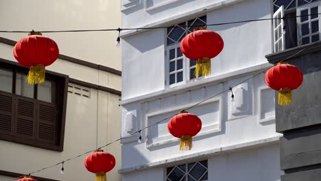 decoración de linterna roja en el exterior del edificio