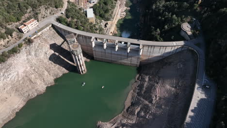 estabelecedor aéreo de reservatório de água em baixos níveis de água, crise de seca