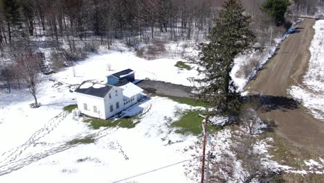 Imágenes-Aéreas-De-Drones-Orbitando-Alrededor-De-Una-Vieja-Casa-Blanca-Al-Borde-De-Un-Bosque-Cubierto-De-Nieve