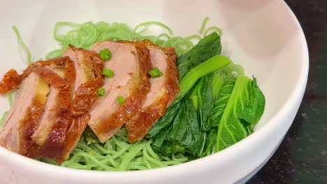 fideos de pato con salsa que se están preparando en bangkok