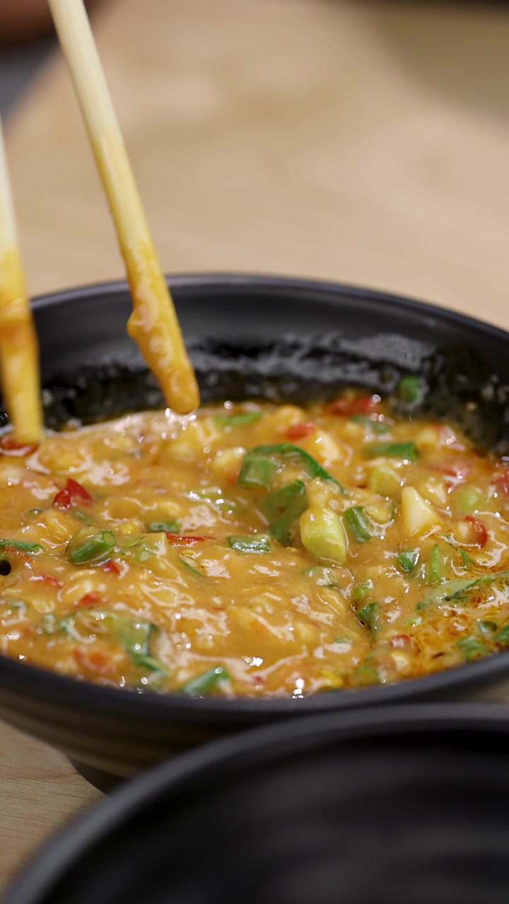 Mescolare salsa piccante per intingere con le bacchette in una ciotola nera