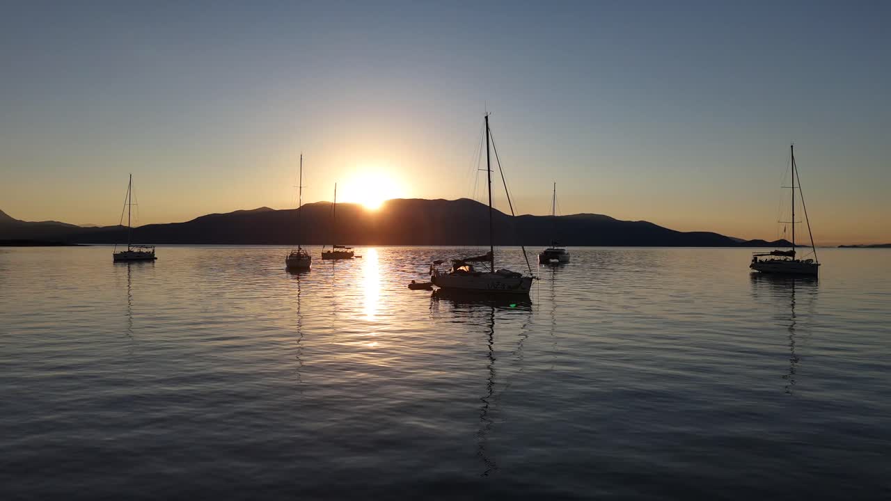 Isola di Kastos, Mar Ionio, Vista aerea, Fotogramma, Barche a vela ancorate di fronte all'isola durante il tramonto