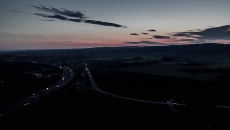 Drone-Aéreo-Día-A-Noche-Transición-Timelapse,-Puesta-De-Sol-Y-Tráfico-En-La-Hermosa-Naturaleza