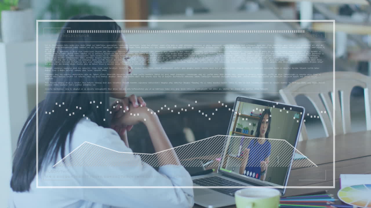 animación de procesamiento de datos sobre mujer de negocios biracial usando portátil para videoconferencia en la oficina