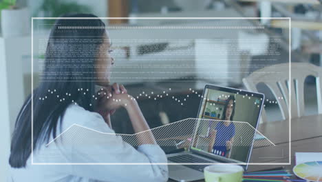Animación-Del-Procesamiento-De-Datos-Sobre-Una-Empresaria-Birracial-Usando-Una-Computadora-Portátil-Para-Videollamadas-En-La-Oficina