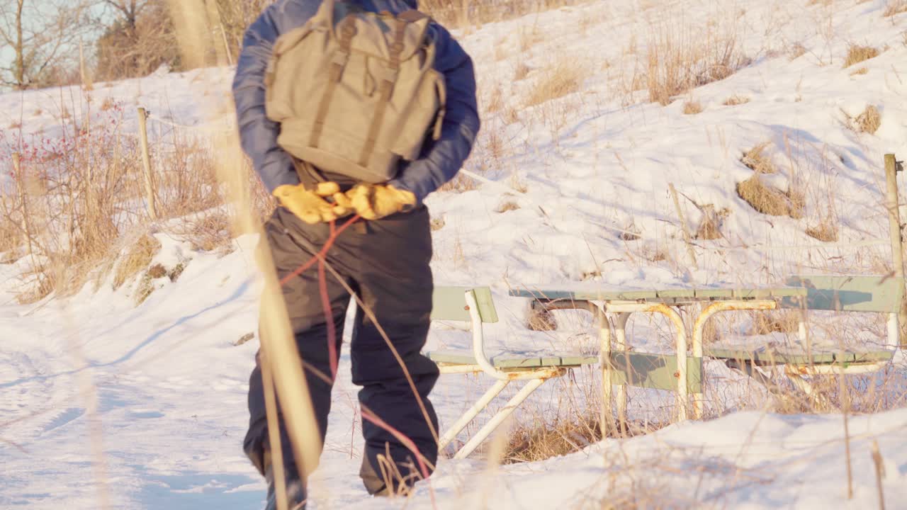 목줄을 매고 있는 캠핑카는 산길에서 하이킹을 한 후 피크닉 테이블에 앉아 휴식을 취합니다.