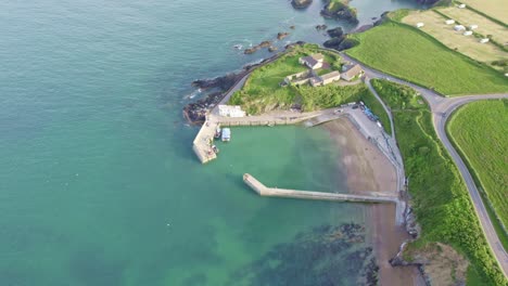 Costa-De-Cobre-De-Waterfords,-Vista-De-Drones-Del-Puerto-Pesquero-De-Boatstrand