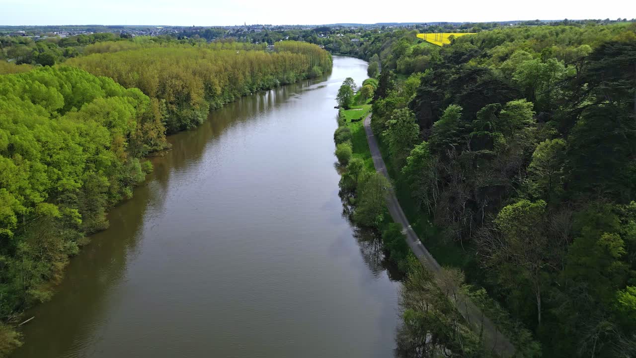 el río mayenne cruza el campo francés, francia.