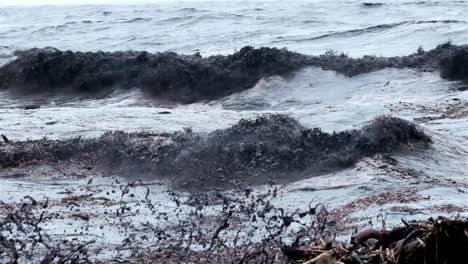 Schwarzes,-Turbulentes,-Schlammiges-Wasser-Mit-Vielen-Organischen-Ablagerungen-Nach-Schweren-Überschwemmungen