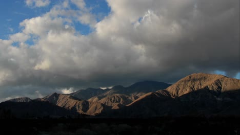 las nubes de lapso de tiempo cruzan una cordillera del sur de california