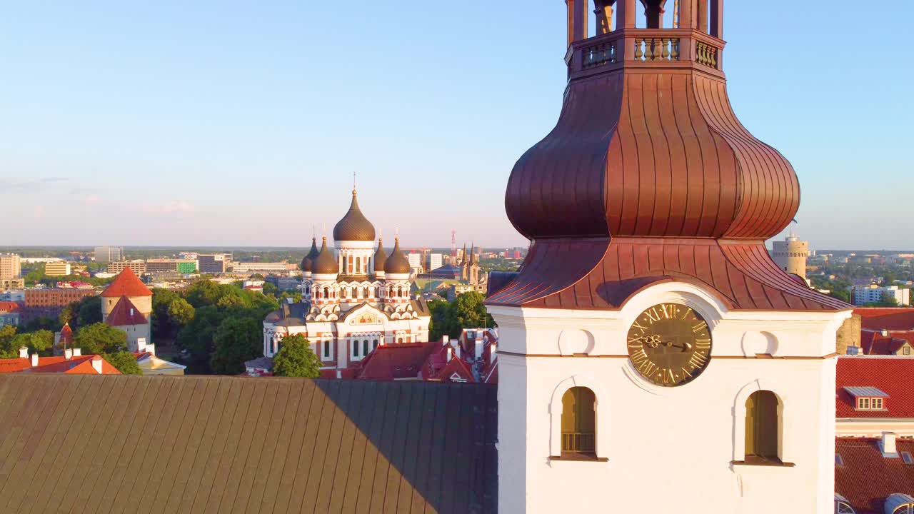 Ripresa aerea della capitale verde d'Europa, Tallinn, con uno stile medievale