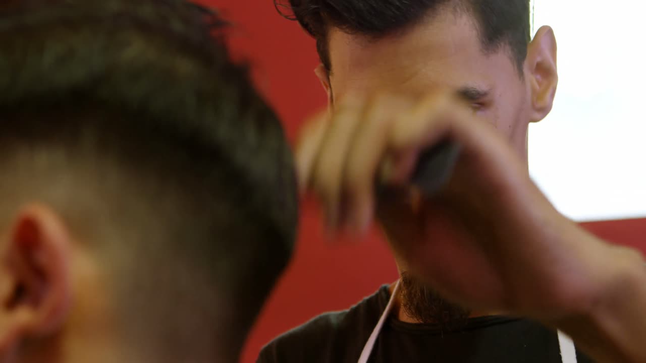 hombre cortándose el cabello por un peluquero 4k