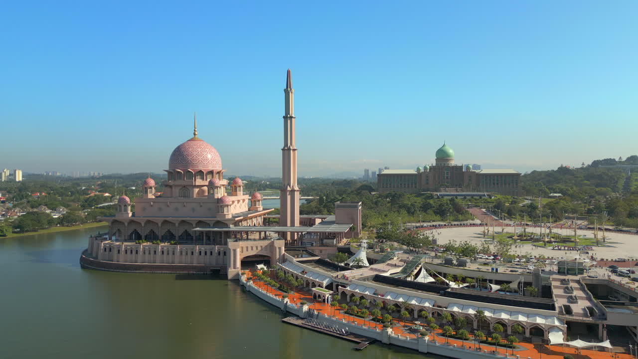 Putra-moské på en lys sommerdag, Kuala Lumpur, Malaysia. Drone optager langsomt 4K-videoer med 60 FPS