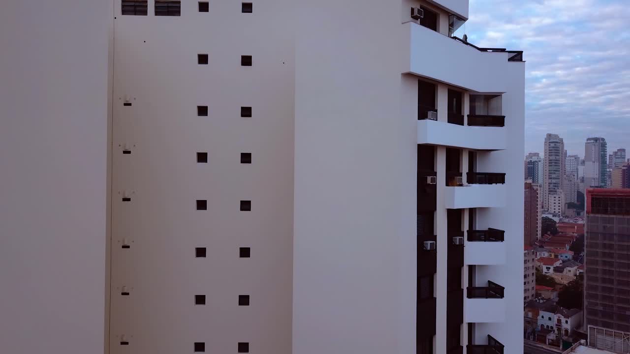 hermosa toma aérea del centro de la ciudad en la madrugada, impresionante cielo azul en el centro de negocios