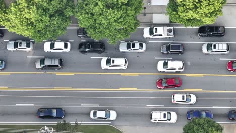 vista aérea de la ciudad urbana en el carril de la calle ocupada, calle buckhead, atlanta, georgia, estados unidos