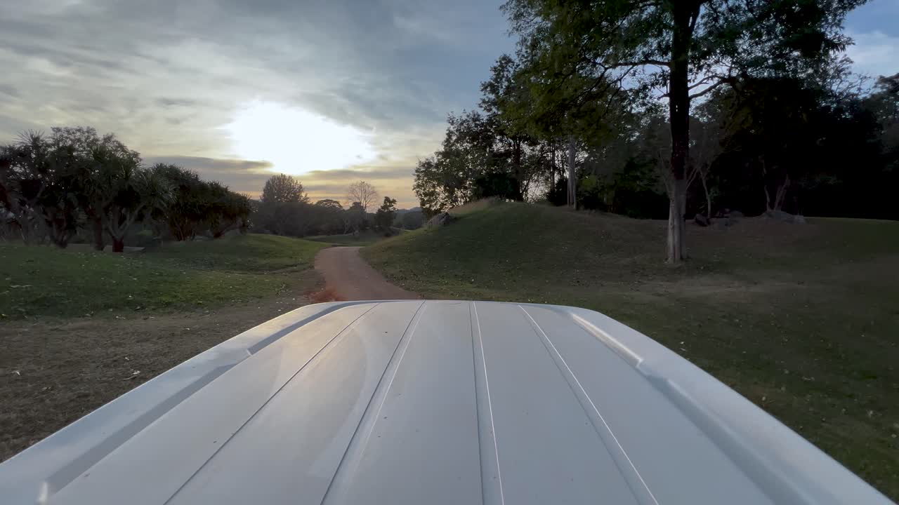 viaje en carrito de golf a través de un campo panorámico al atardecer