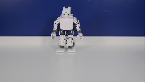 juguete de robot educativo blanco