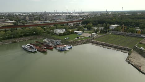 vista aérea del astillero y la zona industrial en bratislava, eslovaquia