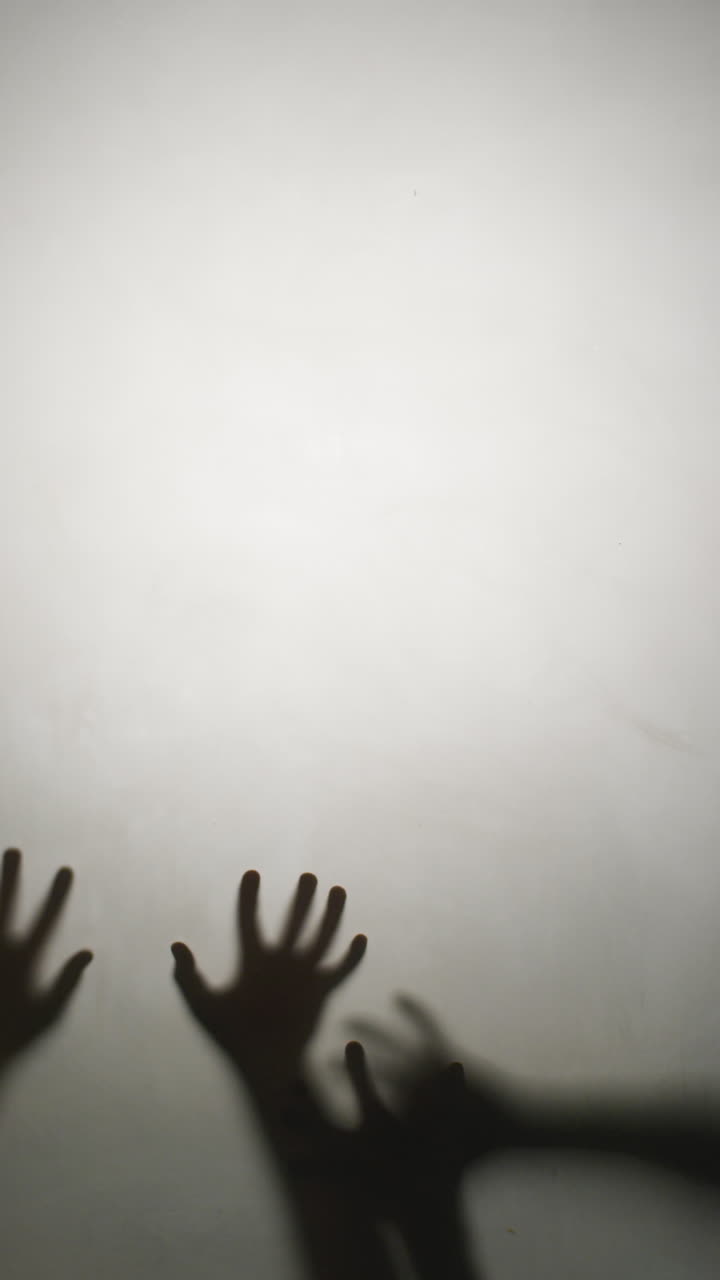 video vertical de formas de manos moviéndose sobre un fondo blanco