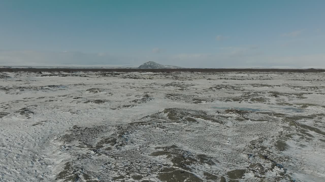 rocas heladas de un frío campo invernal en la desolada islandia - antena