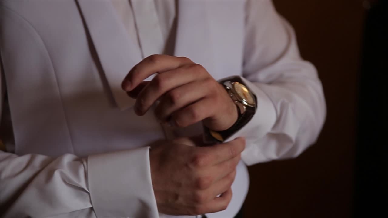 el novio se está preparando para la boda.