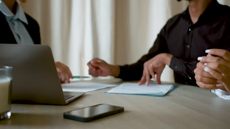 pareja firmando un contrato de bienes raíces