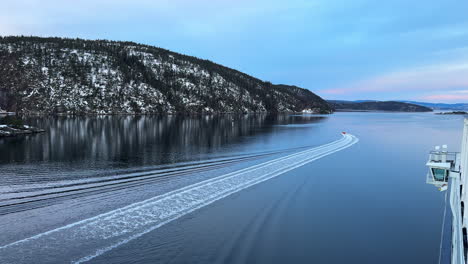 Lancha-Rápida-Dejando-Estela-En-El-Fiordo-Visto-Desde-Un-Ferry-En-Noruega