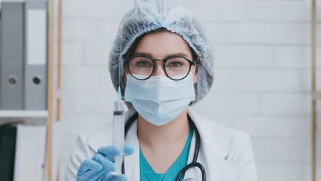 médico con una jeringa