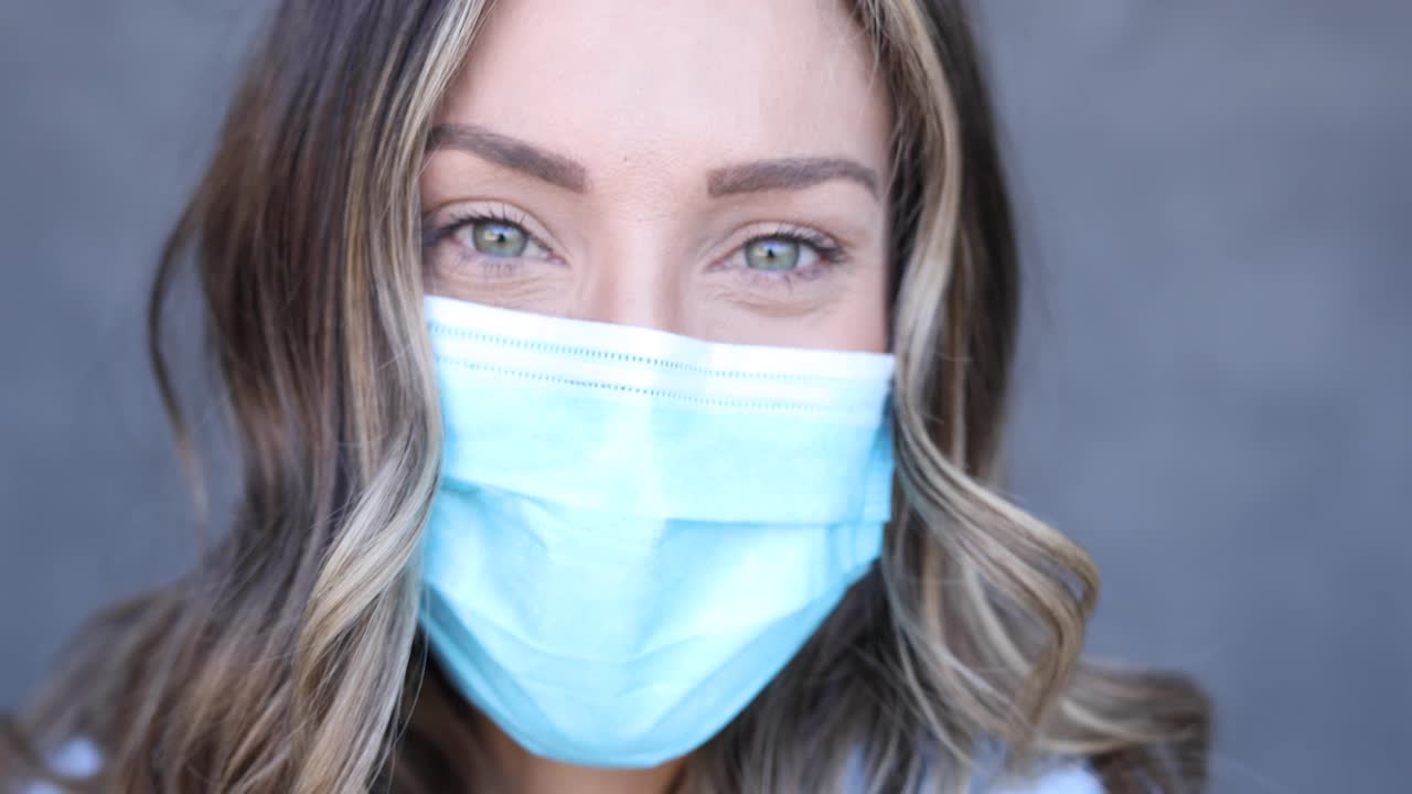 una enfermera autorizada posa en un retrato de cerca durante la epidemia pandémica del coronavirus covid19 1