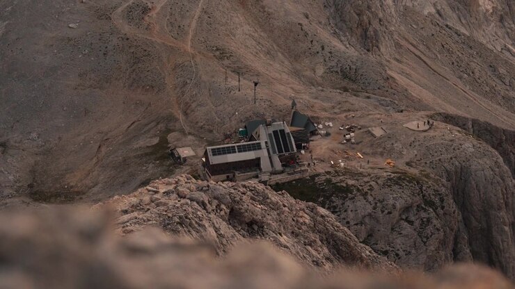 Il rifugio alpino Kredarica si trova in un terreno roccioso ad alta quota sotto il Monte Triglav in Slovenia. Destinazione escursionistica remota all'interno del Parco Nazionale del Triglav.