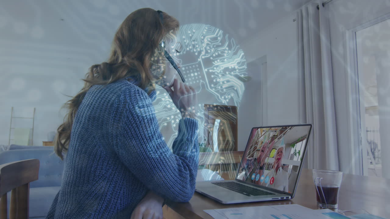 animación de cabeza humana digital, red de conexiones sobre mujer usando computadora portátil en videollamada