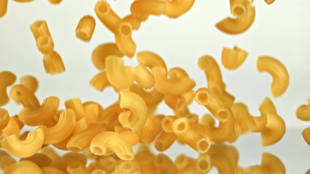 Maccheroni secchi che cadono al rallentatore