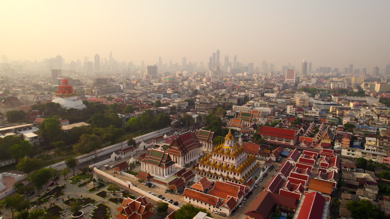 vista aérea del templo de wat ratchanatdaram en el medio del paisaje urbano de bangkok