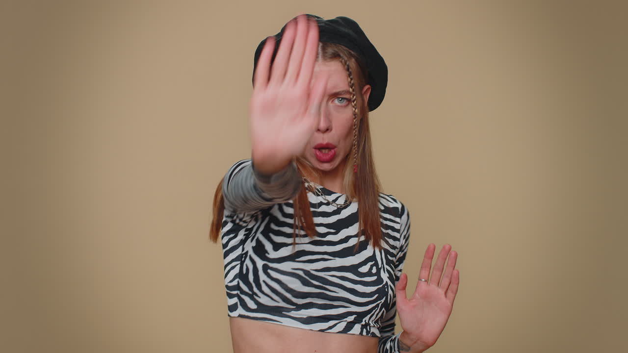 소녀는 말합니다. 아니요. 손바닥을 접고 손을 쳐서 멈추는 제스처, 마무리 경고, 접근 금지